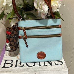 Dooney & Bourke bag come with charm ❤️❤️❤️